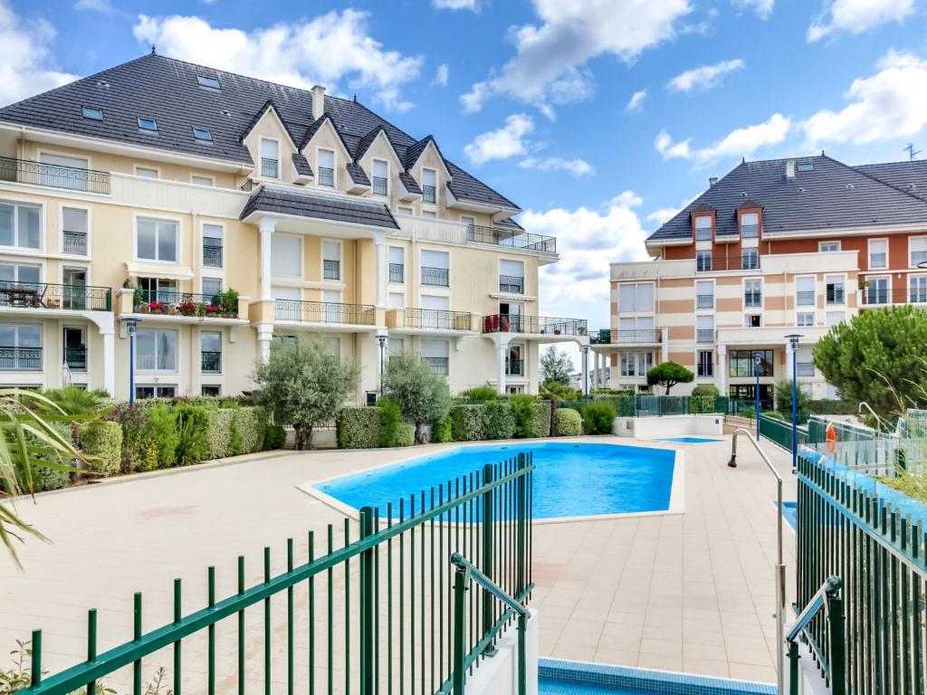 un'immagine di una piscina in un complesso di appartamenti di Apartment La Presqu'île-7 by Interhome a Cabourg