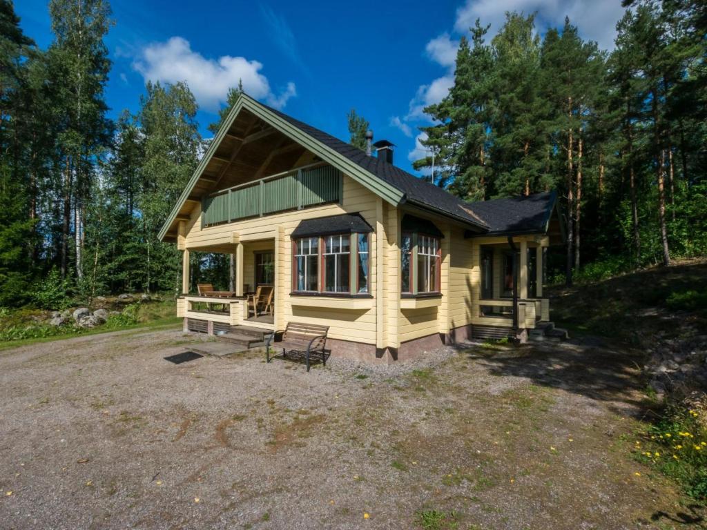 ein winziges Haus im Wald auf einer Menge in der Unterkunft Holiday Home Pihlajaniemi by Interhome in Sastamala