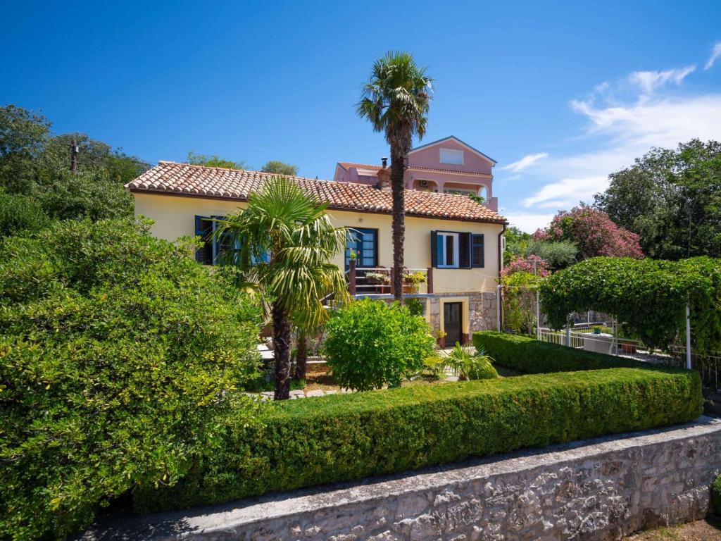 a house with a palm tree and bushes at Holiday Home Jelena by Interhome in Klanfari