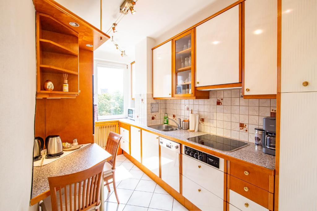Kuchyňa alebo kuchynka v ubytovaní Best Rated Central Apartment Vienna - AC, WiFi, 24h7days Self Check-In, Board games, Netflix