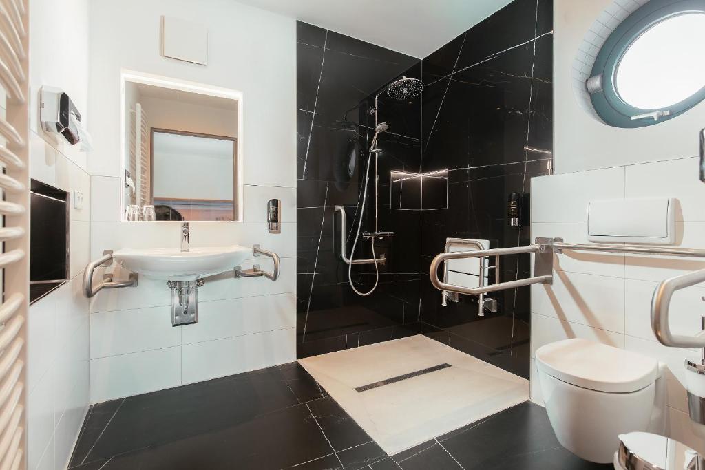 Ein Badezimmer in der Unterkunft Parkhotel IV Jahreszeiten Kühlungsborn