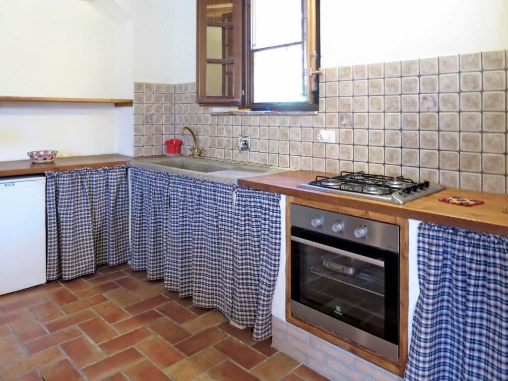 Kuchyňa alebo kuchynka v ubytovaní Apartment Le Colmate-4 by Interhome