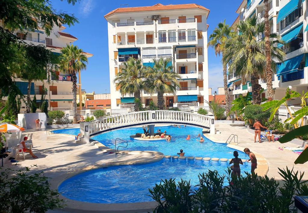 - une piscine avec un pont dans un complexe dans l'établissement Viñamar La Mata, à La Mata