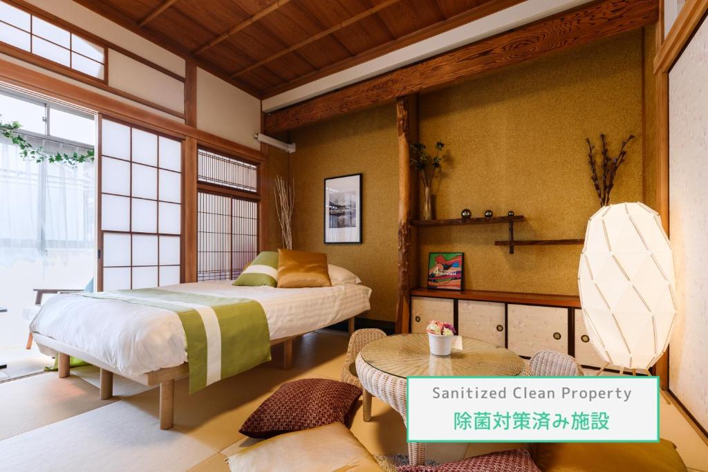 1 Schlafzimmer mit 2 Betten in einem Zimmer mit Fenstern in der Unterkunft Suiren Residential Suite Tokyo in Tokio