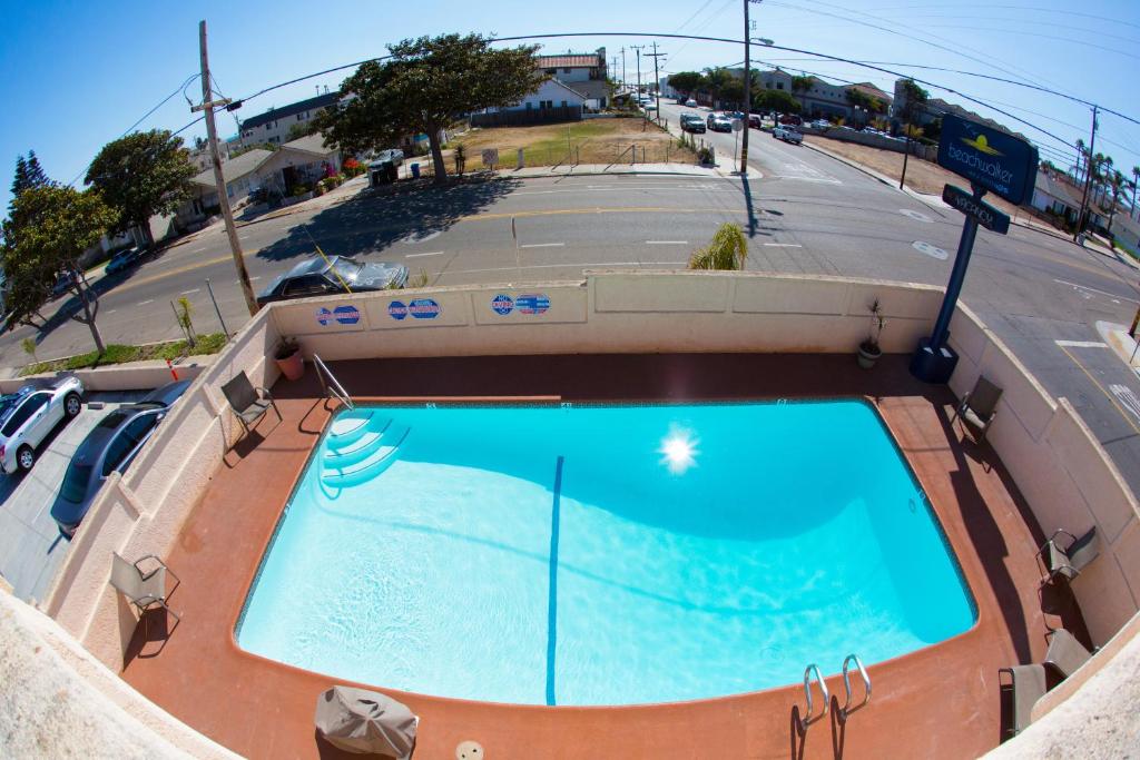 Bazén v ubytování Beachwalker Inn & Suites nebo v jeho okolí