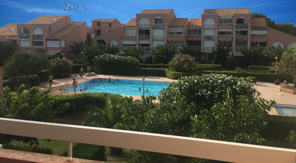 Bazén v ubytování Appt T2, Piscine, la Plage à 130m! Parking privé clos, Lave-linge, Lave-vaisselle, Draps, Linge et Ménage inclus! nebo v jeho okolí