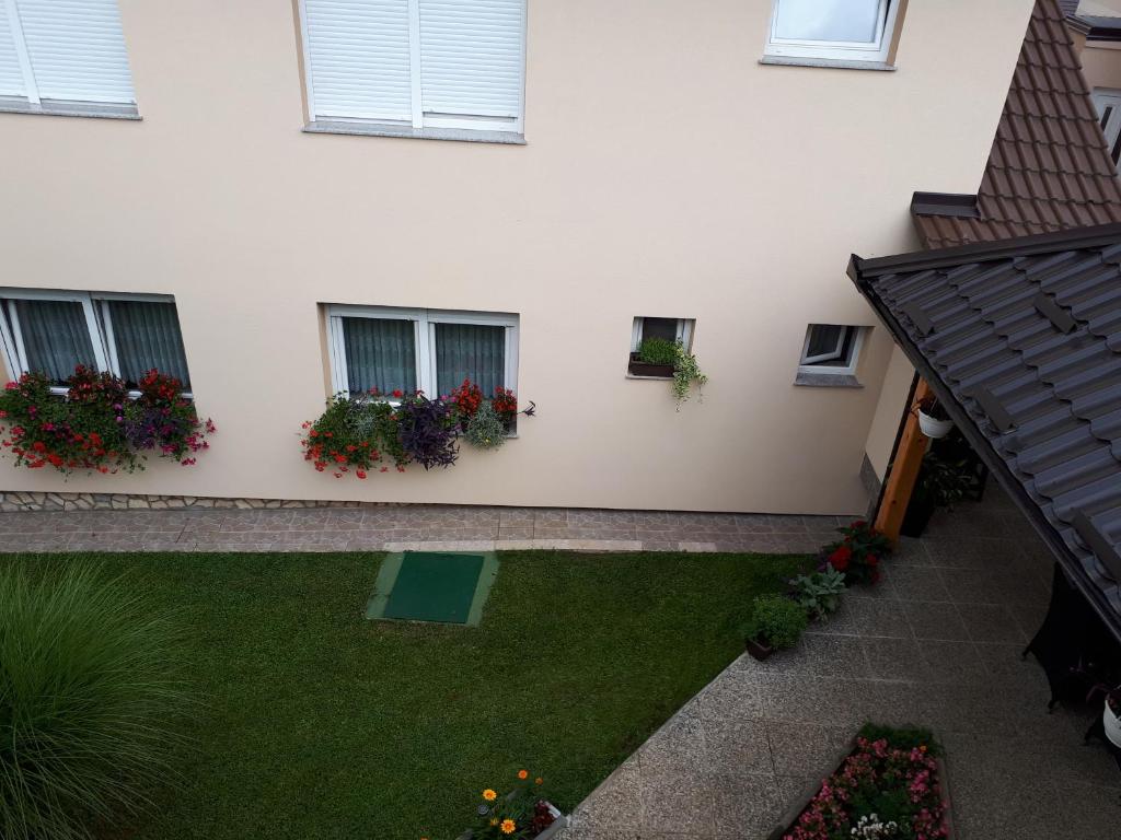 Zahrada ubytování IRIS Room & Apartment