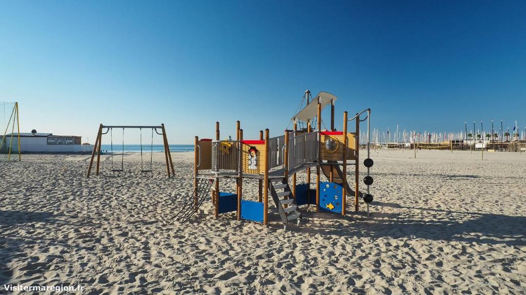 Herní místnost nebo prostor pro děti v ubytování Appt T2, Piscine, la Plage à 130m! Parking privé clos, Lave-linge, Lave-vaisselle, Draps, Linge et Ménage inclus!