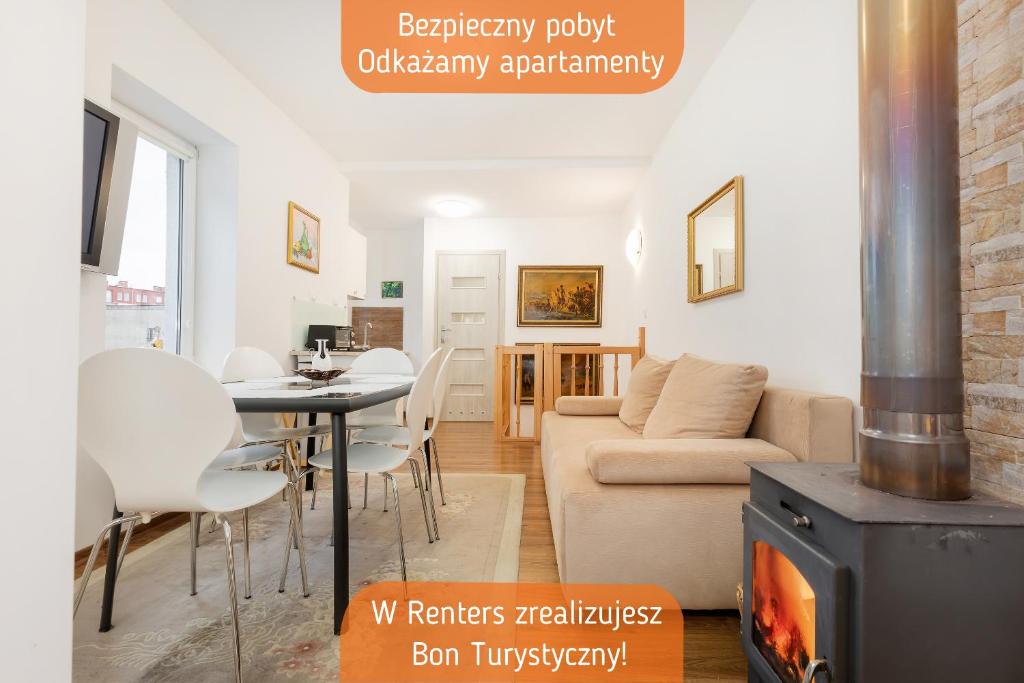 Cozy Apartments by Renters في سفينويتشي: غرفة معيشة مع أريكة وموقد