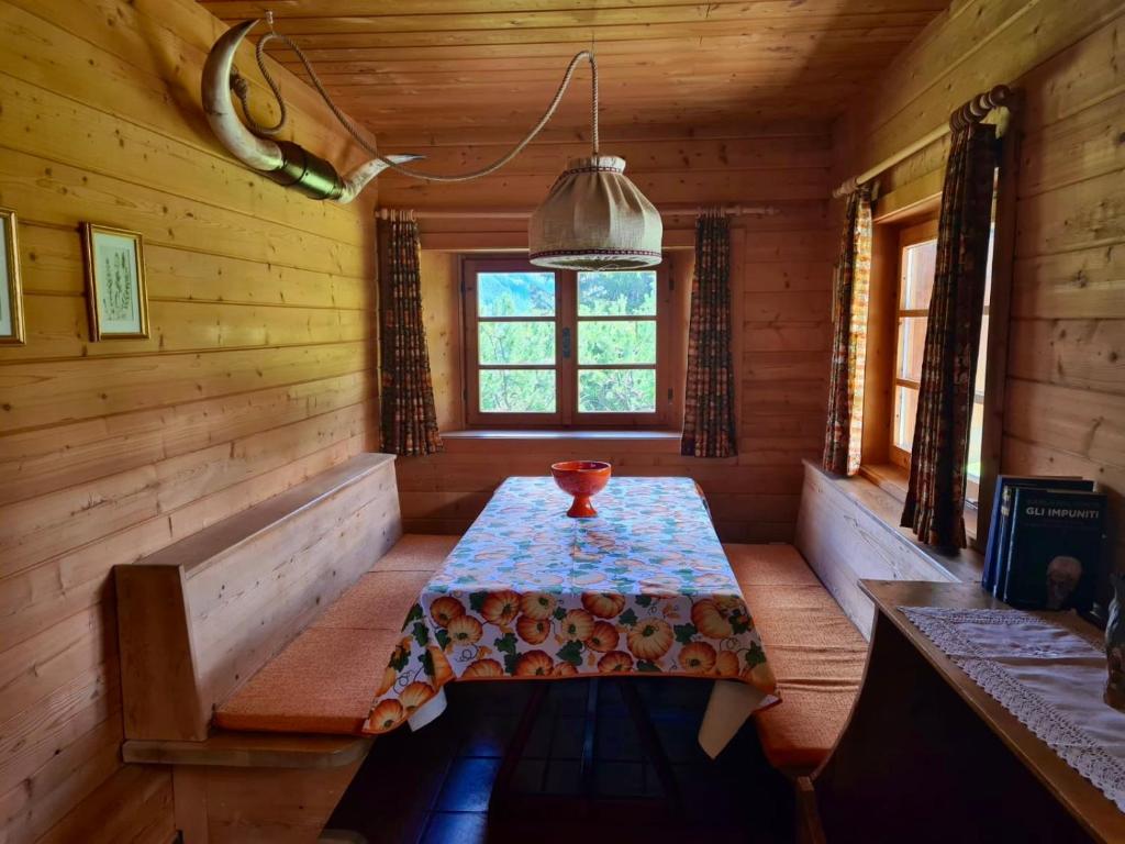 a dining room with a table in a log cabin at Chalet Wulli in der Nähe der Skianlagen Savognin in Savognin