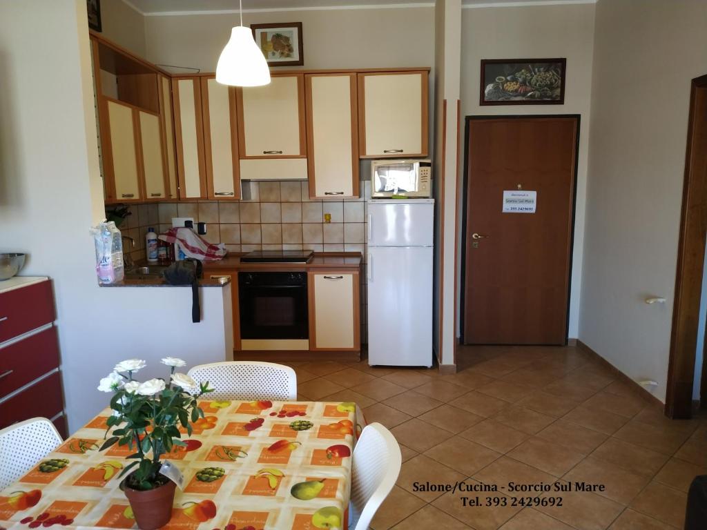 A kitchen or kitchenette at Scorcio sul Mare