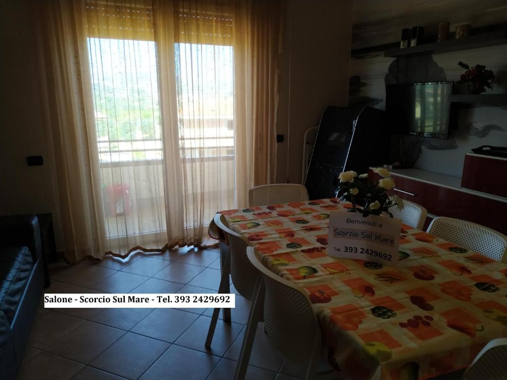 A kitchen or kitchenette at Scorcio sul Mare