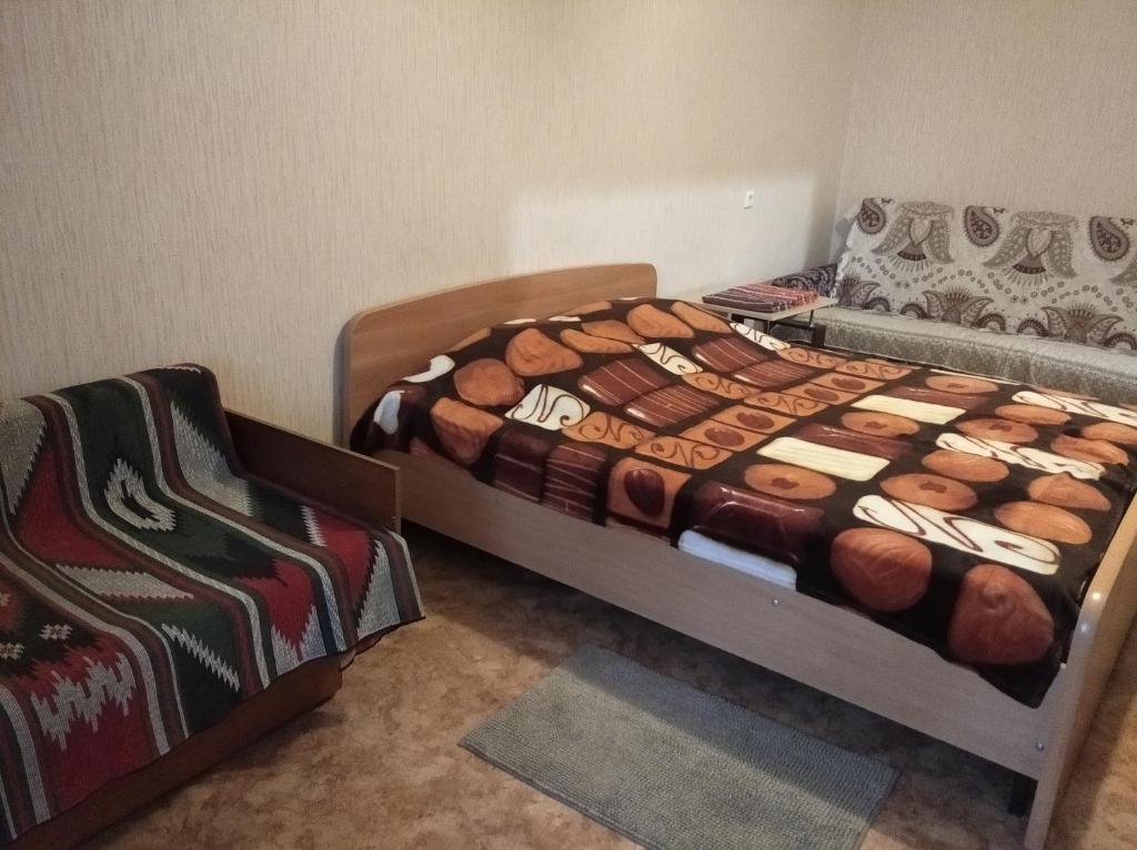 Cama ou camas em um quarto em Апартаменты "Всё рядом" на К. Маркса 22