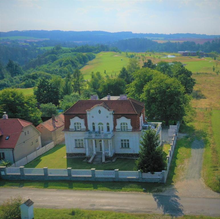 eine Luftansicht eines Hauses auf einem Feld in der Unterkunft Apartmány Vila Mánička in Kácov