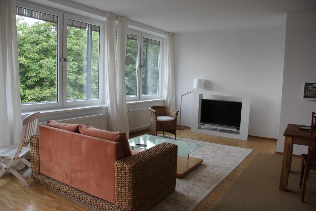 ein Wohnzimmer mit einem Sofa und einem TV in der Unterkunft K9 Wohnungen in Münster