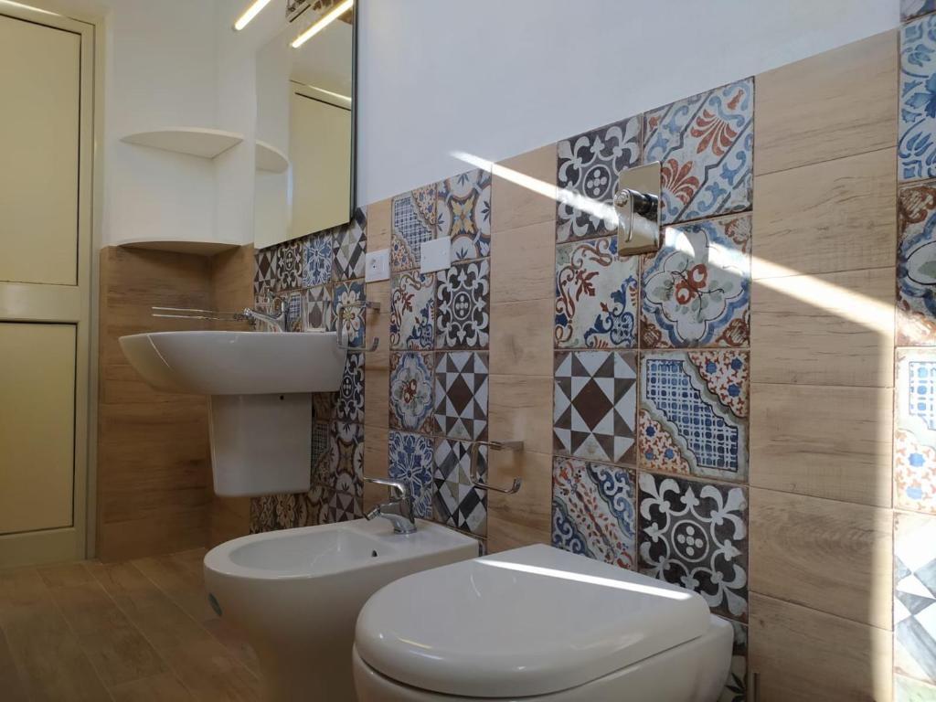 łazienka z toaletą i umywalką w obiekcie Villa Silvana w mieście Mazara del Vallo