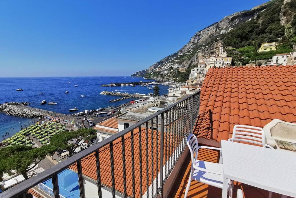 una vista sull'oceano dal balcone di un edificio di Mamma Rosanna 2 - Studio flat in Amalfi with terrace ad Amalfi