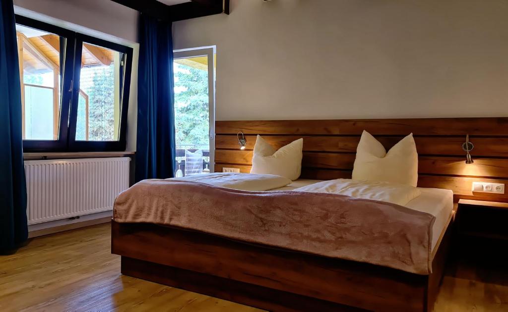Postel nebo postele na pokoji v ubytování Hotel Reiterhof-Altmühlsee