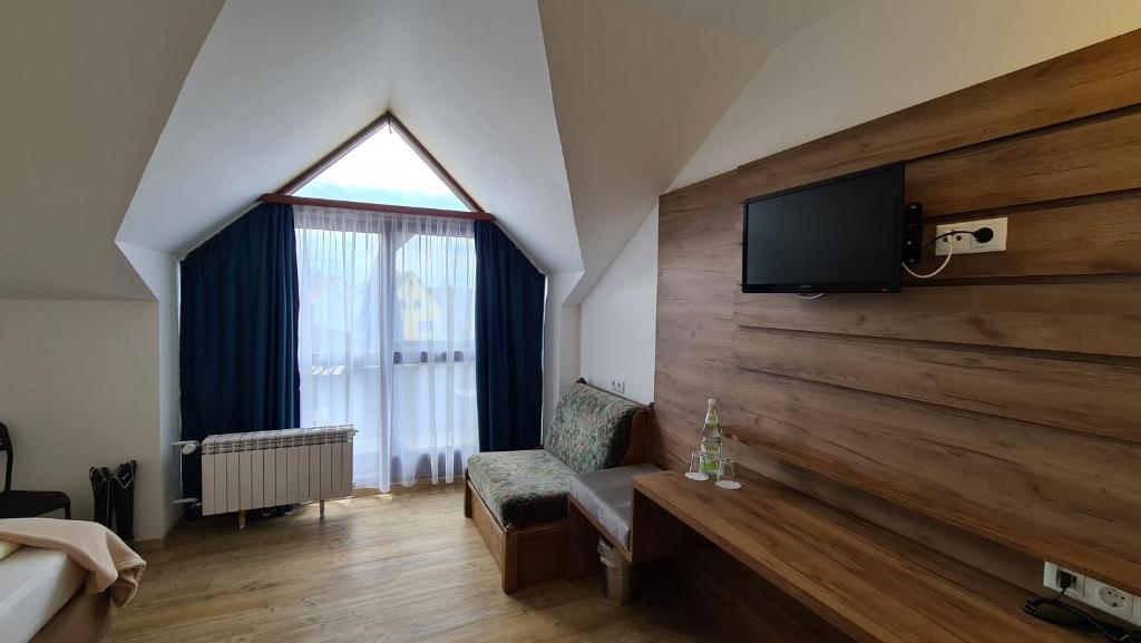 TV a/nebo společenská místnost v ubytování Hotel Reiterhof-Altmühlsee