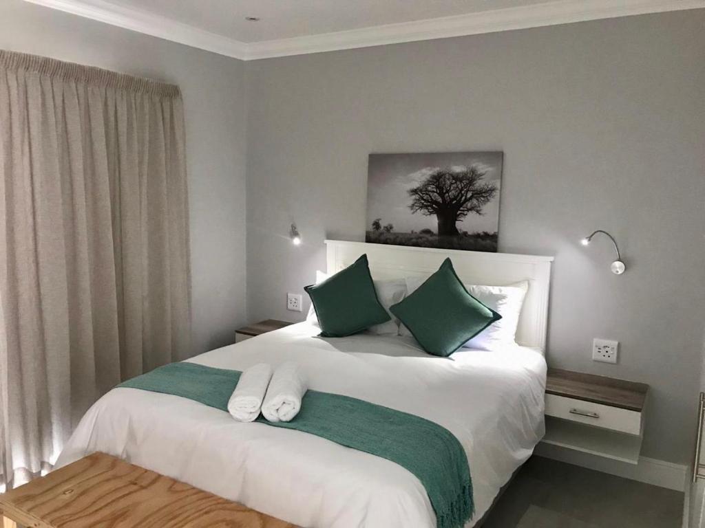 Кровать или кровати в номере Hermanus Guest Rooms