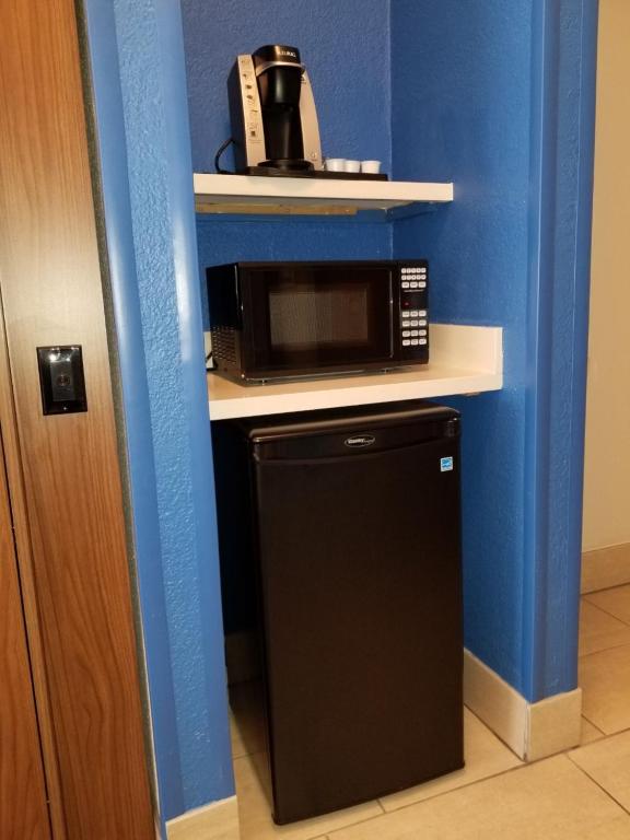 Holiday Inn Express Winfield - Teays Valley by IHG - 2 King Suite With Pullout Sofa