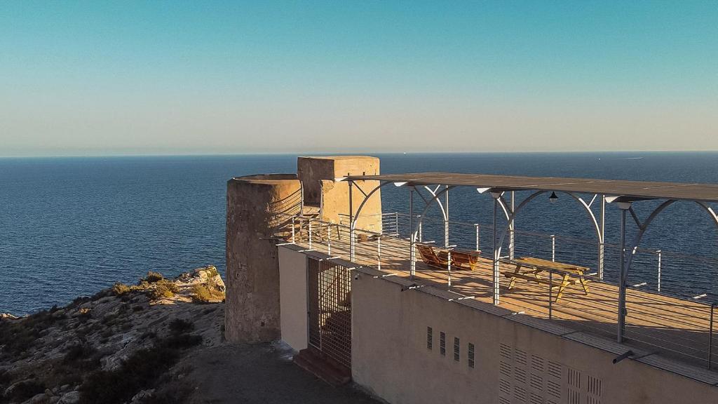 ein Gebäude mit Meerblick in der Unterkunft Mirador Torre de la Garrofa in Almería