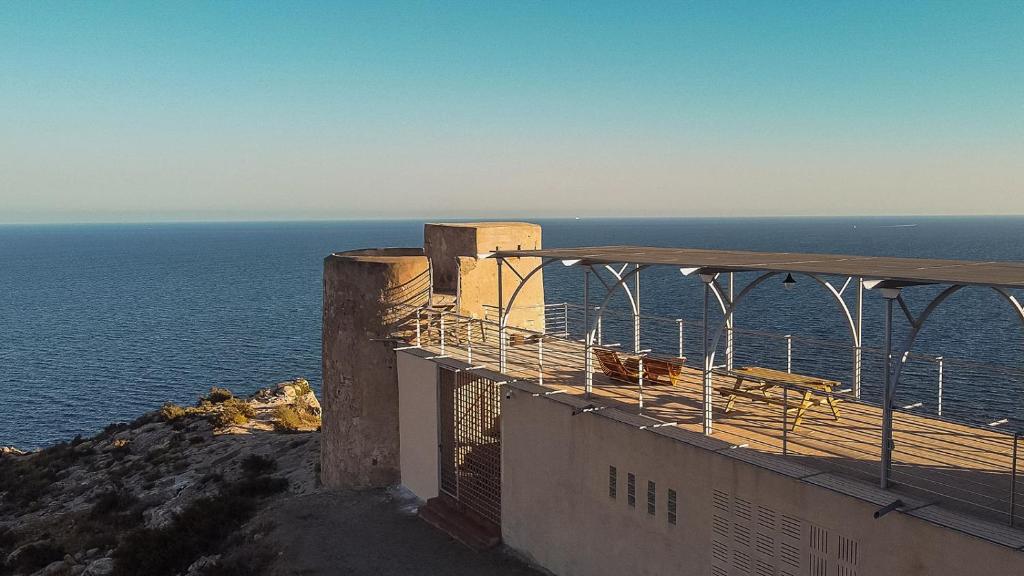 un edificio con vistas al océano en Mirador Torre de la Garrofa, en Almería