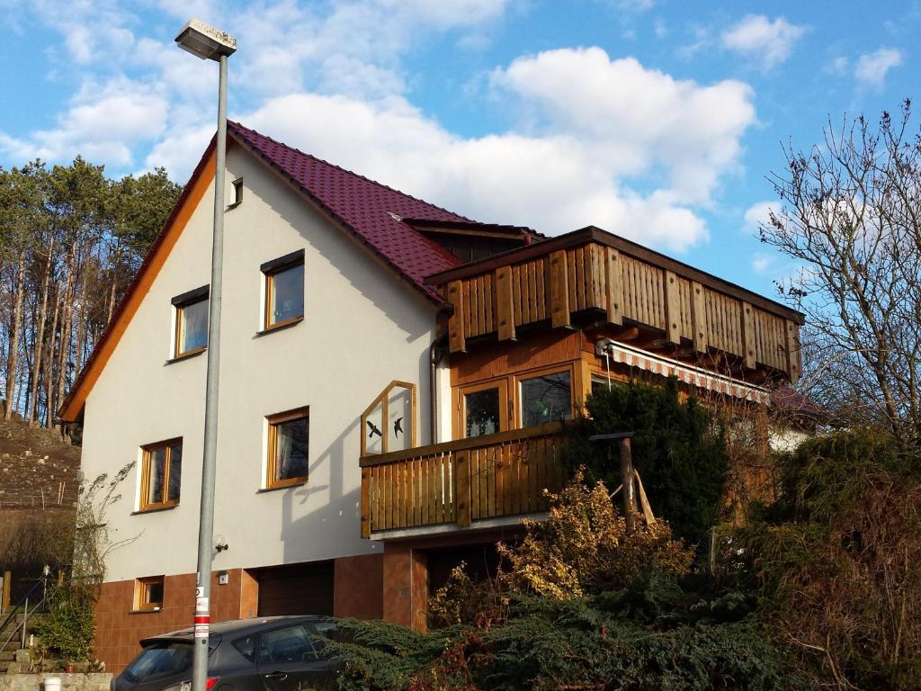 Casa grande con balcón en la parte superior. en Ferienwohnung Christine Trautner, en Gössweinstein