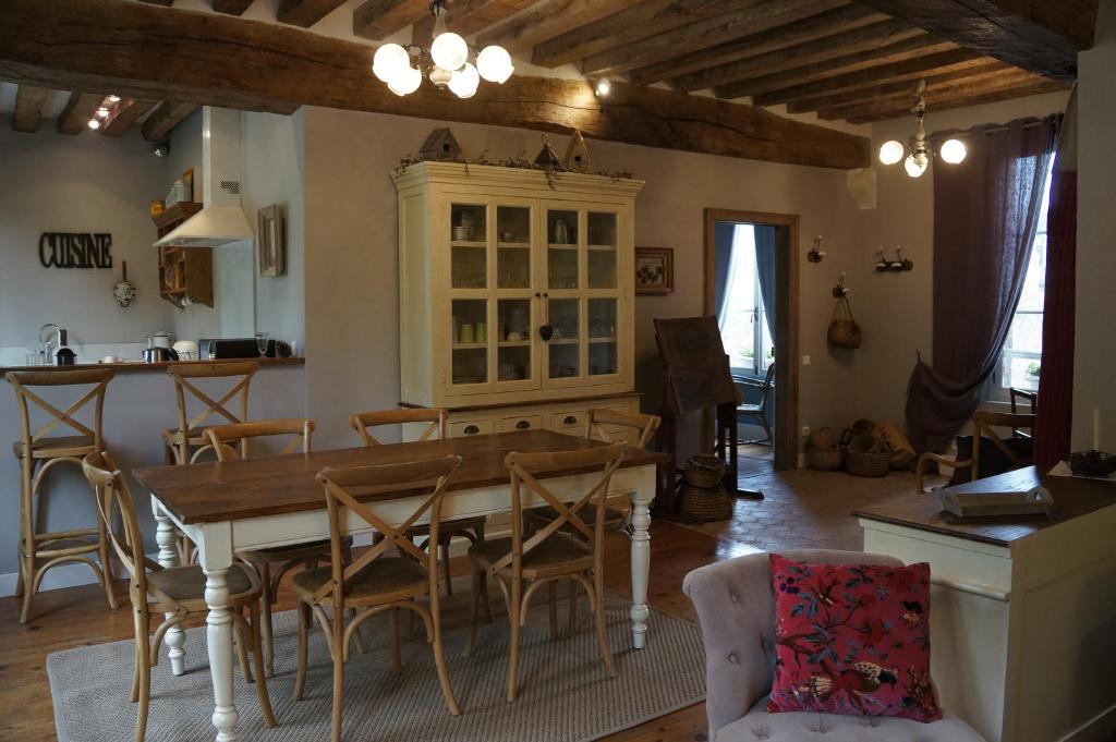 - une cuisine et une salle à manger avec une table et des chaises dans l'établissement Gîte la Chancellerie, à Château-Thierry