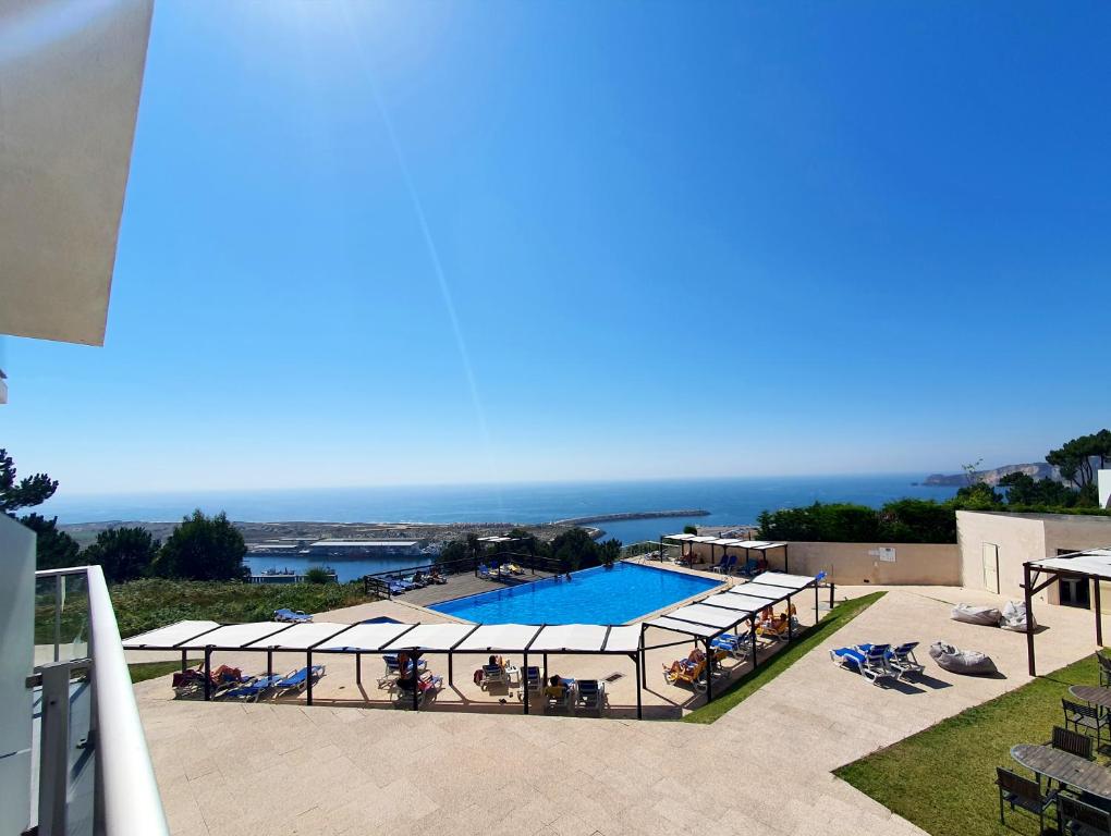 - Vistas a la piscina y al océano en Hotel Miramar Sul en Nazaré