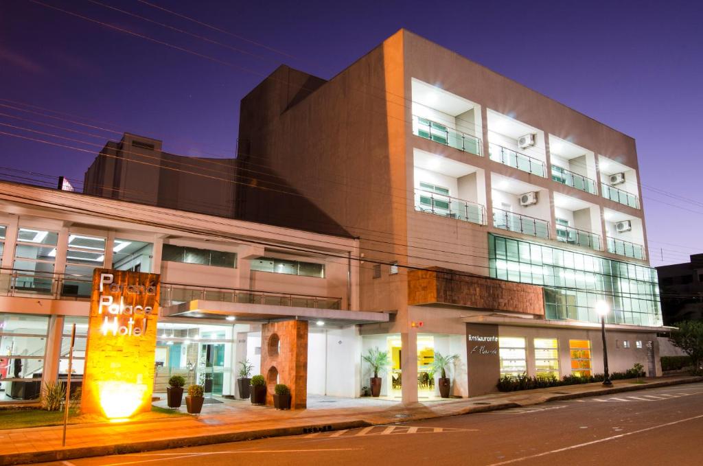 a building on the side of a street at night at PARANÁ PALACE HOTEL in Campo Mourão