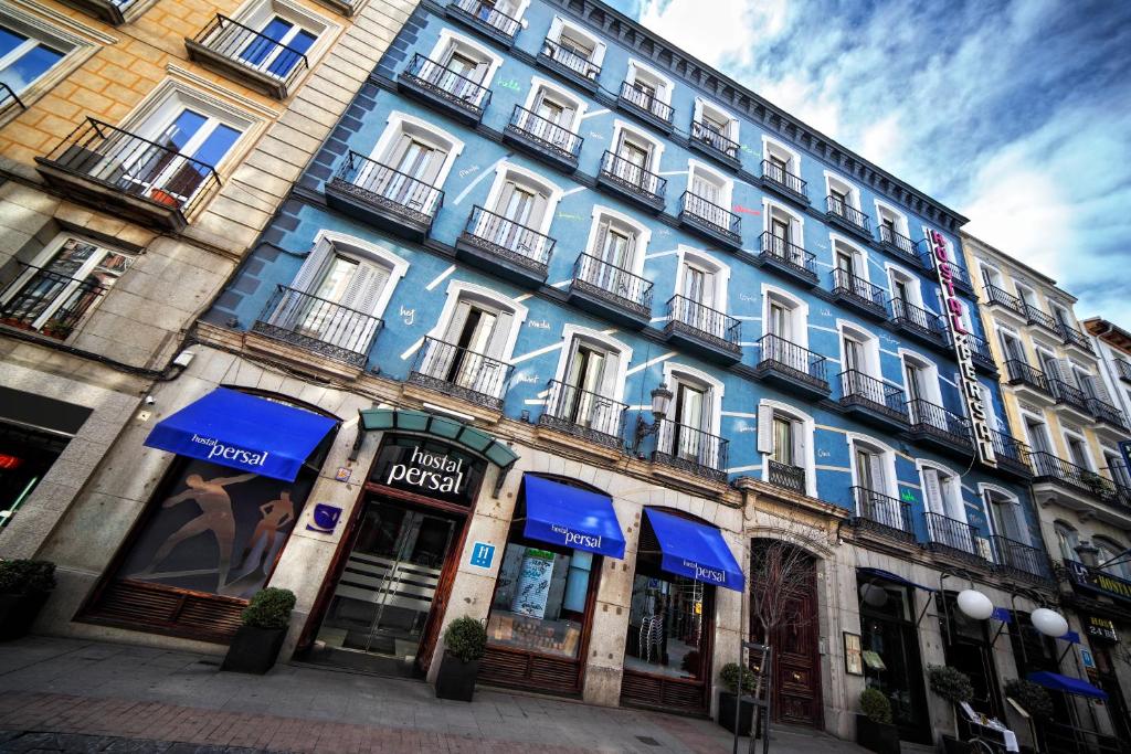 um grande edifício com tinta azul na lateral em Hostal Persal em Madrid