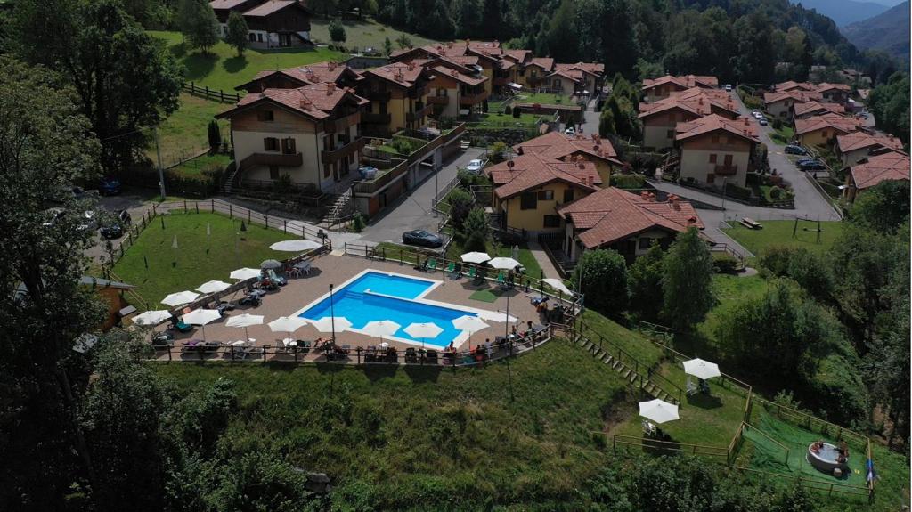 uma vista aérea de uma casa com piscina em Residence La Pineta em Serina