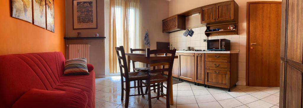eine Küche mit einem Tisch und Stühlen im Zimmer in der Unterkunft ASTI centro, appartamento MANUELA in Asti