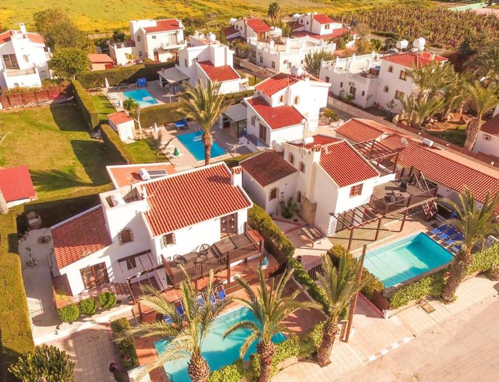 una vista aérea de una casa con piscina en Coralsunset Property Management Ltd, en Bahía de Coral