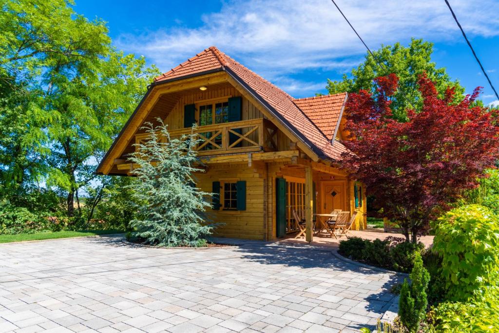 una casa in legno con un vialetto in mattoni di Chalet Haloze a Pristava