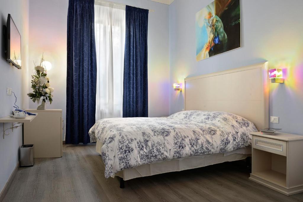 A bed or beds in a room at SmArt Hotel Bartolini