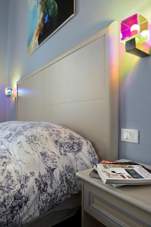 A bed or beds in a room at SmArt Hotel Bartolini