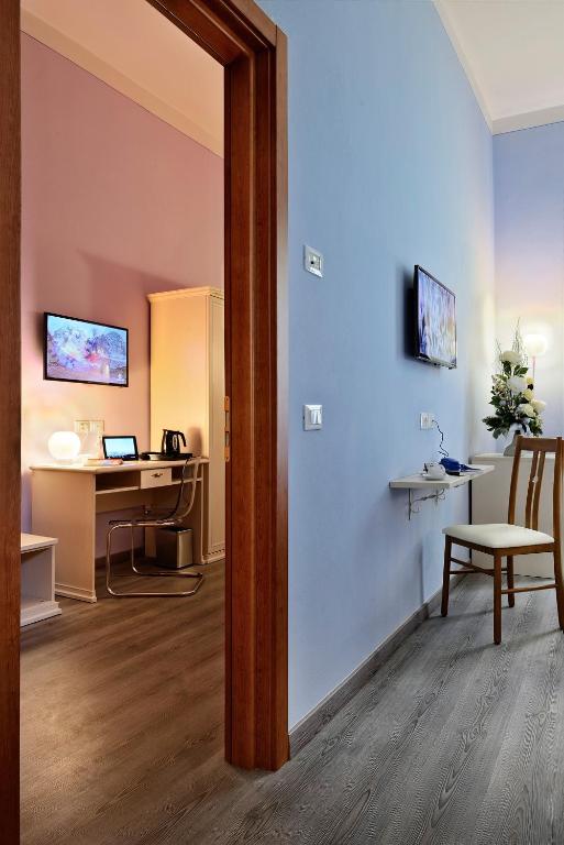 A television and/or entertainment centre at SmArt Hotel Bartolini