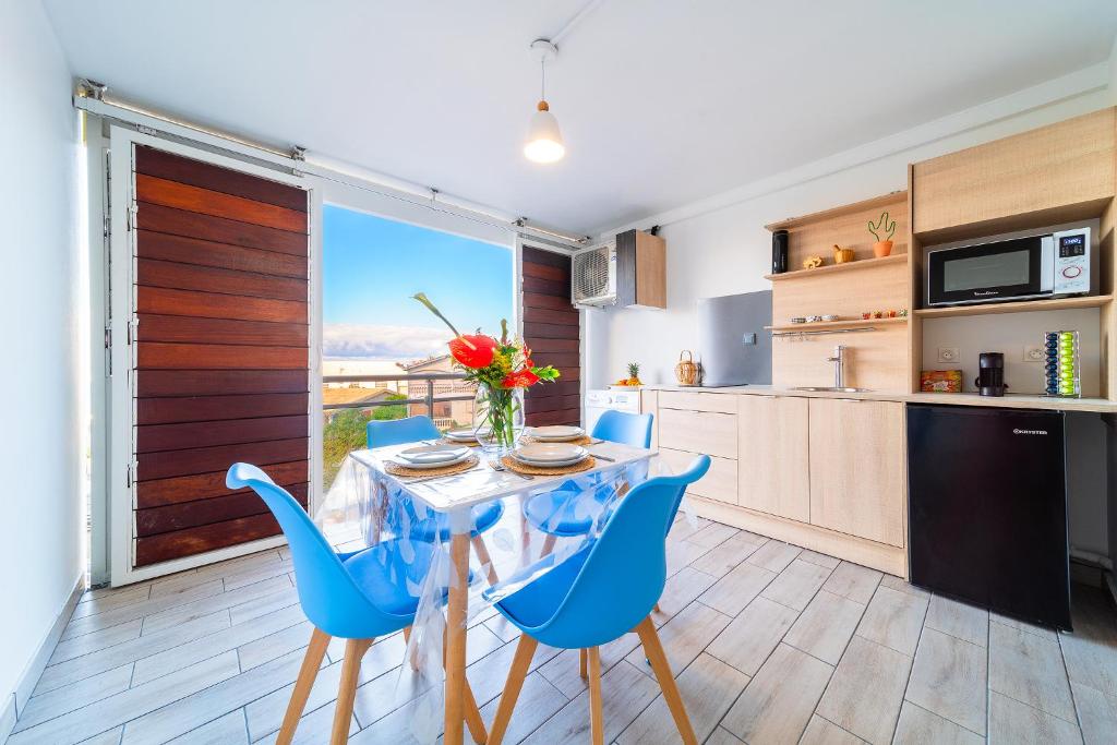 Kuchyň nebo kuchyňský kout v ubytování Studio du Lagon vue mer St Gilles les Bains Centre 500m de la plage
