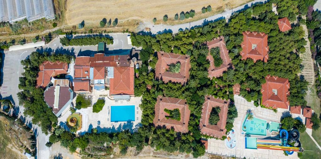 an aerial view of a house with a yard at Polat Thermal Hotel in Pamukkale