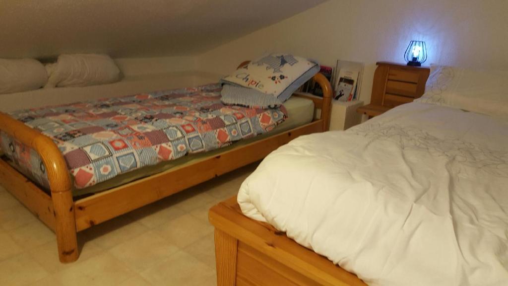 a bedroom with two twin beds and a lamp at Tignes 1800 in Tignes