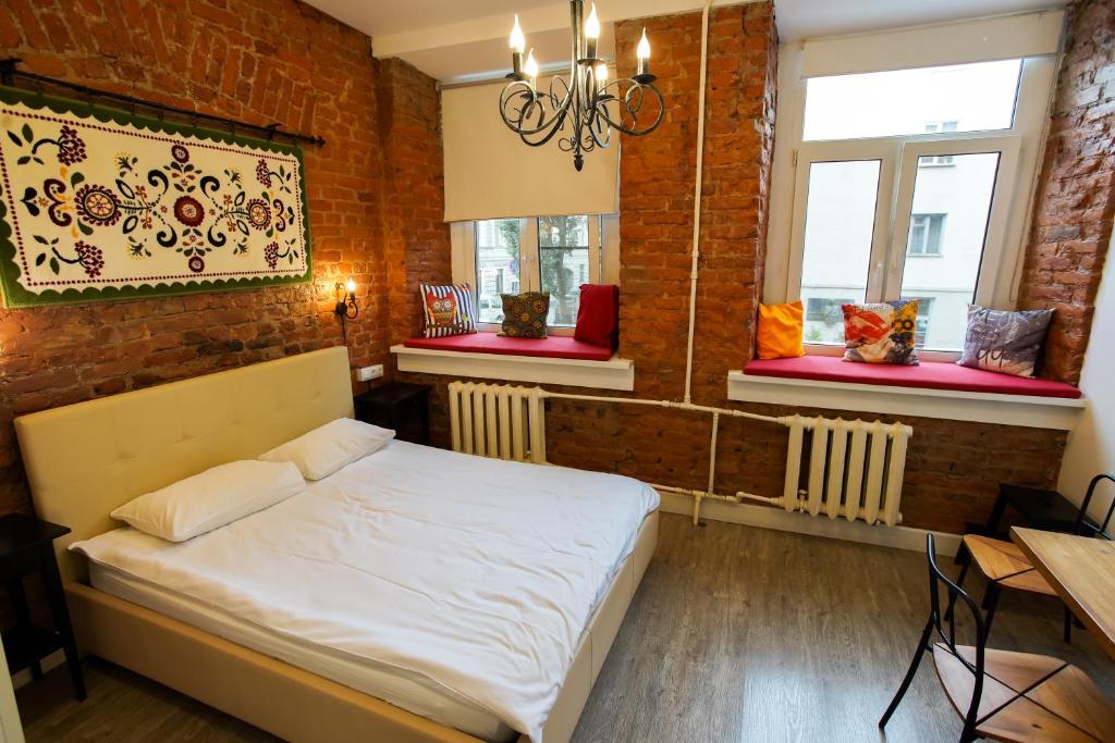 1 dormitorio con 1 cama y 2 ventanas en Lounge&Smile on Rubinshteina, en San Petersburgo