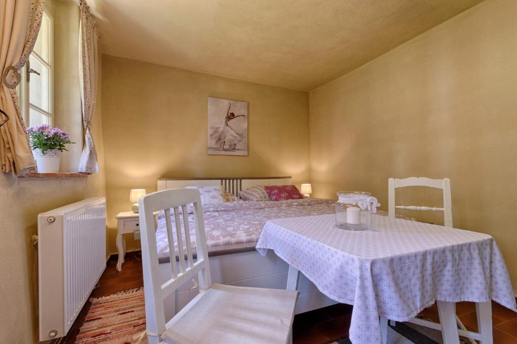 Cama o camas de una habitación en Měšťanský dům - kulturní památka Mlýnská 119