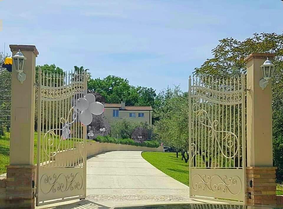 a gate to a driveway with a driveway at Casale Angela in Torrevecchia Teatina