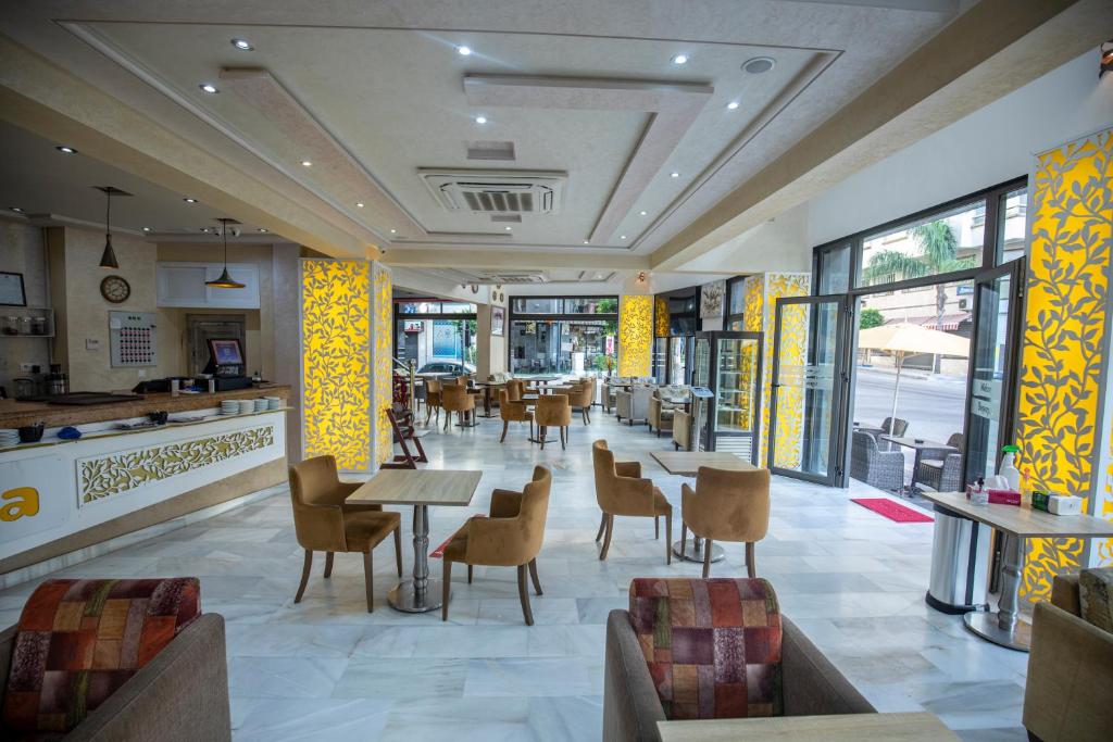 Un restaurante u otro lugar para comer en Appart Hotel Rania