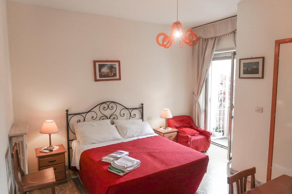 - une chambre avec un lit rouge et une chaise rouge dans l'établissement B&B The Condottieri, à Rome
