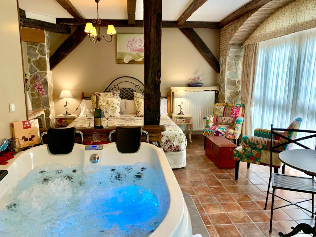 een badkamer met een groot bad in een kamer bij Akla La Casa Del Puente in Regules