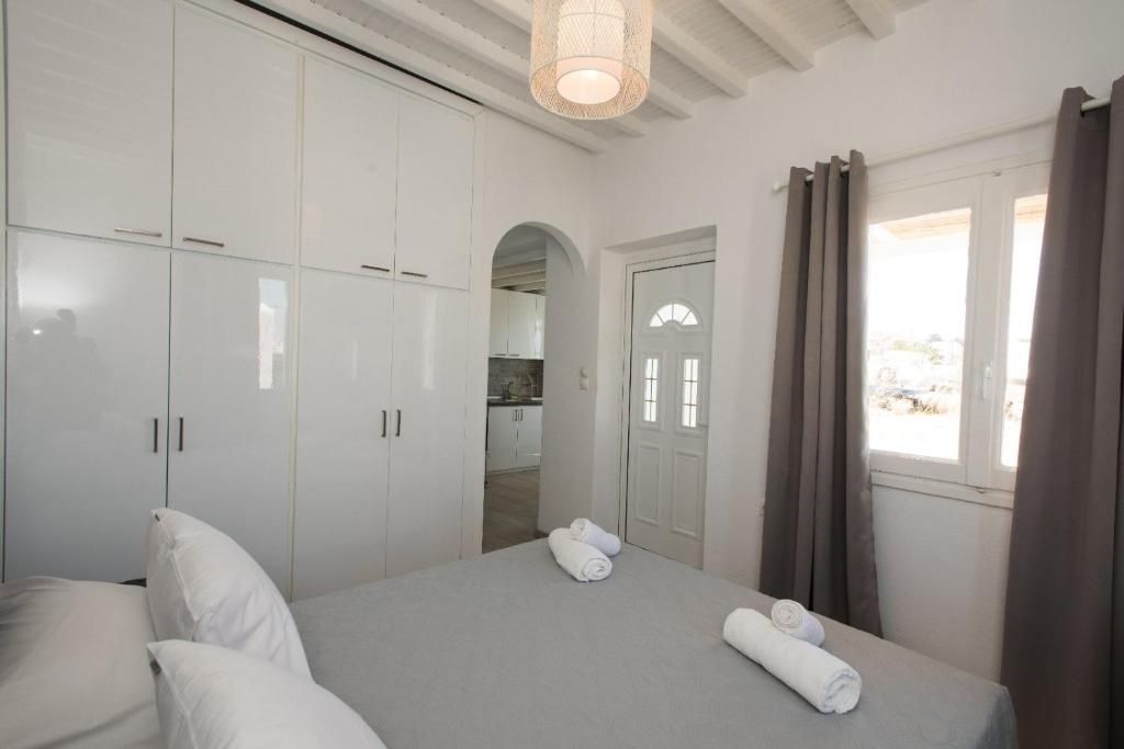 sypialnia z łóżkiem i dwoma ręcznikami na nim w obiekcie CASA DI MYKONOS w mieście Mykonos