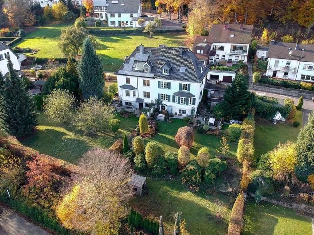 una vista aérea de una casa grande en un barrio residencial en Attendorner Burgblick, en Attendorn